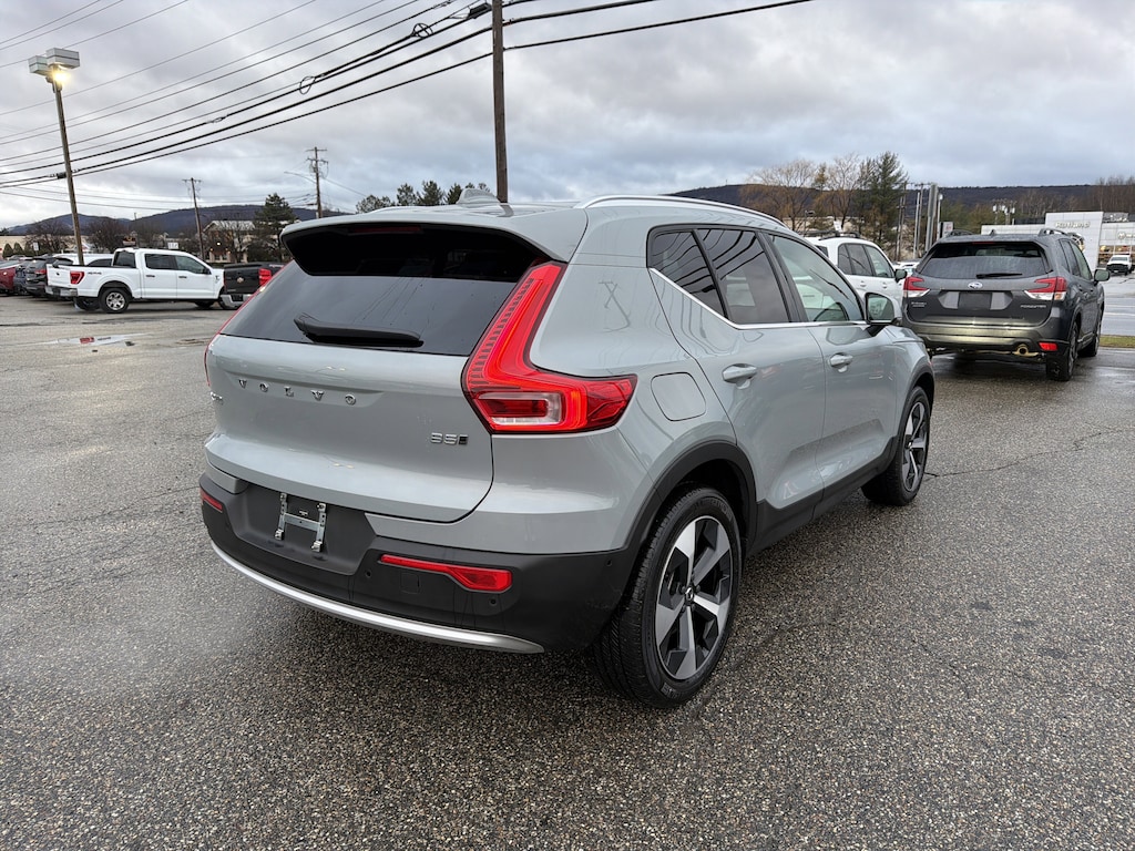 Used 2025 Volvo XC40 Plus Bright Theme B5 AWD Plus Bright Theme