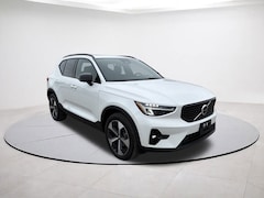 2025 Volvo XC40 Plus Dark Theme B5 AWD Plus Dark Theme