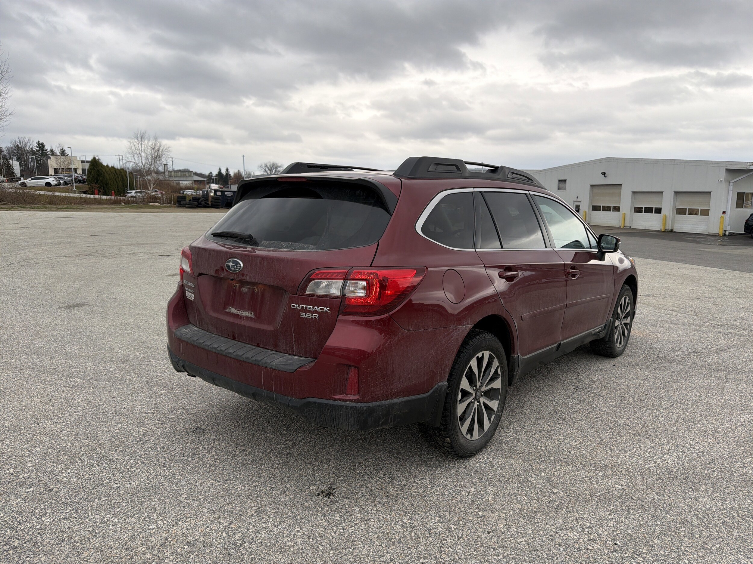 2015 Subaru Outback 3.6R Limited photo 2