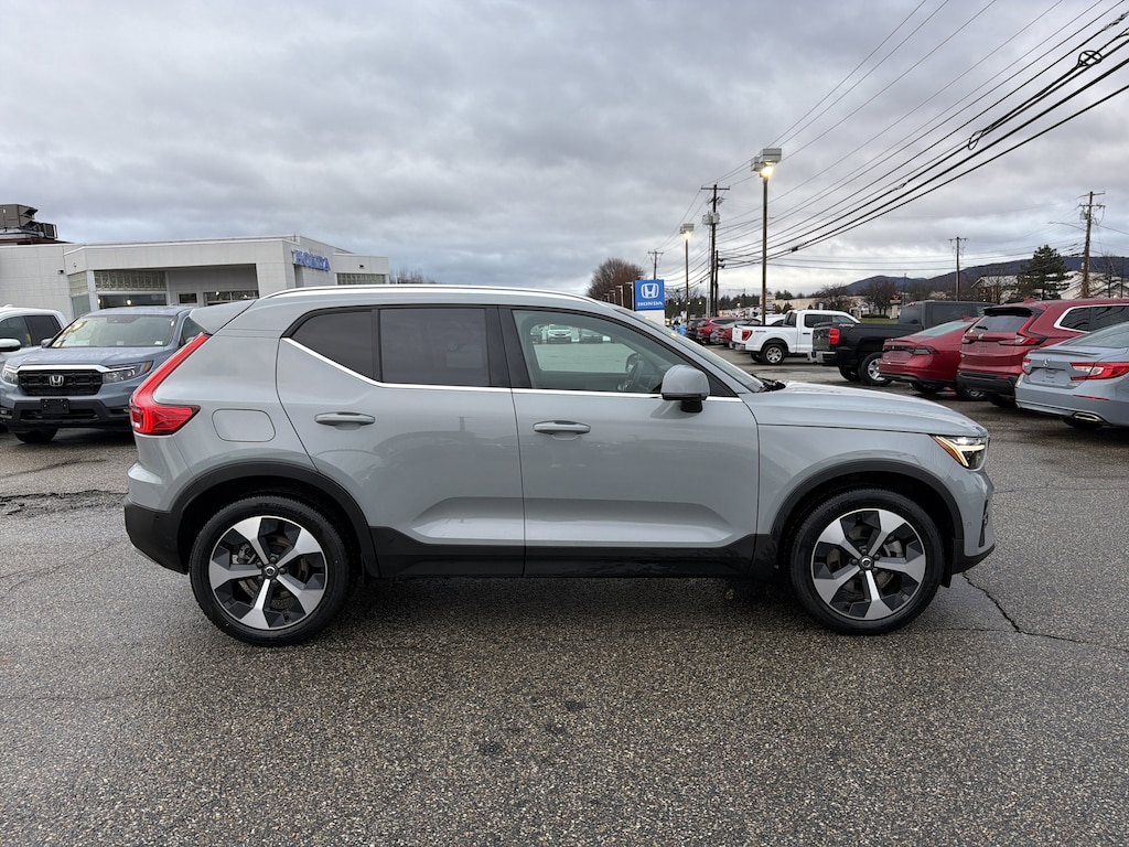 Used 2025 Volvo XC40 Plus Bright Theme B5 AWD Plus Bright Theme