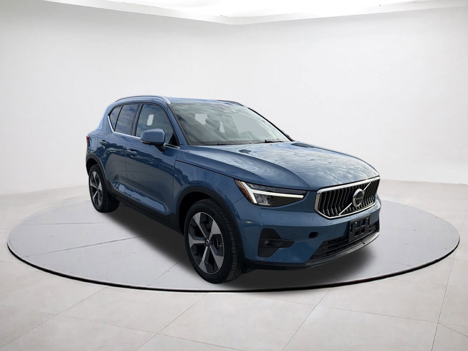 2025 Volvo XC40 B5 AWD Plus Bright Theme 