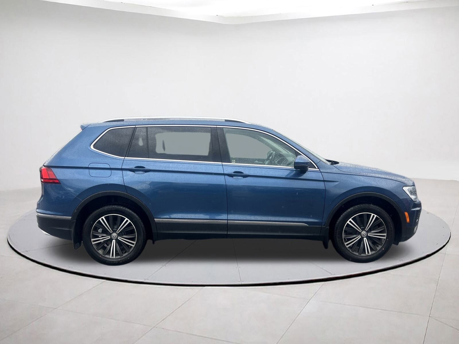 2019 Volkswagen Tiguan SEL photo 3