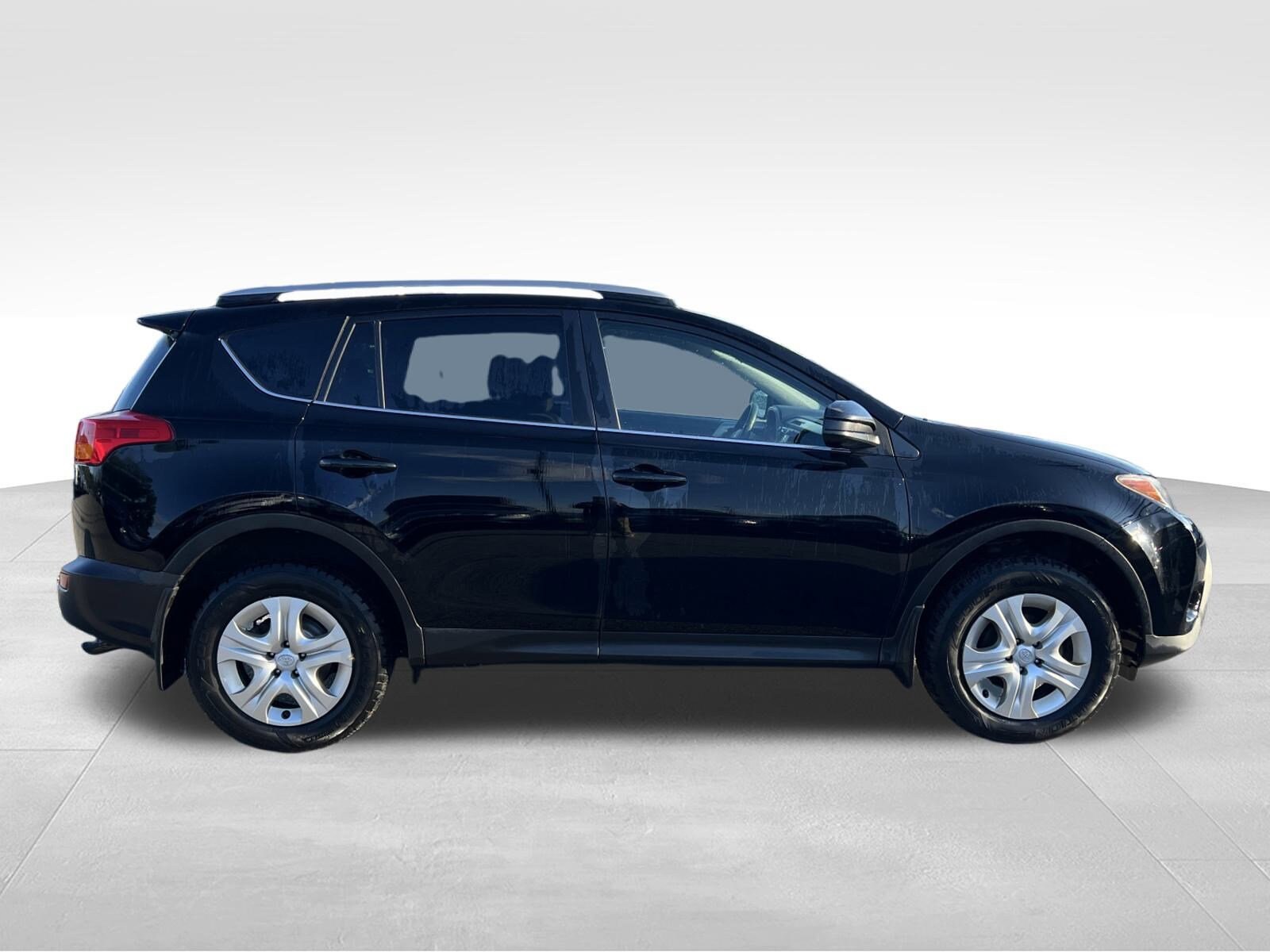2014 Toyota RAV4 LE photo 3