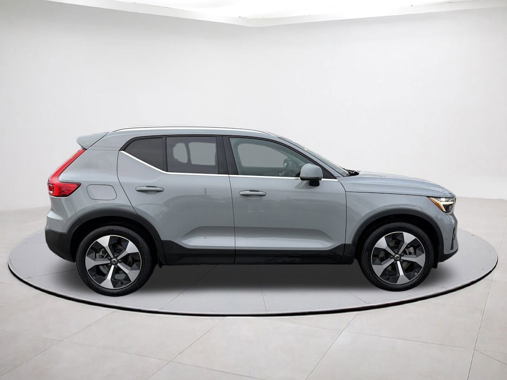 Used 2025 Volvo XC40 Plus Bright Theme B5 AWD Plus Bright Theme