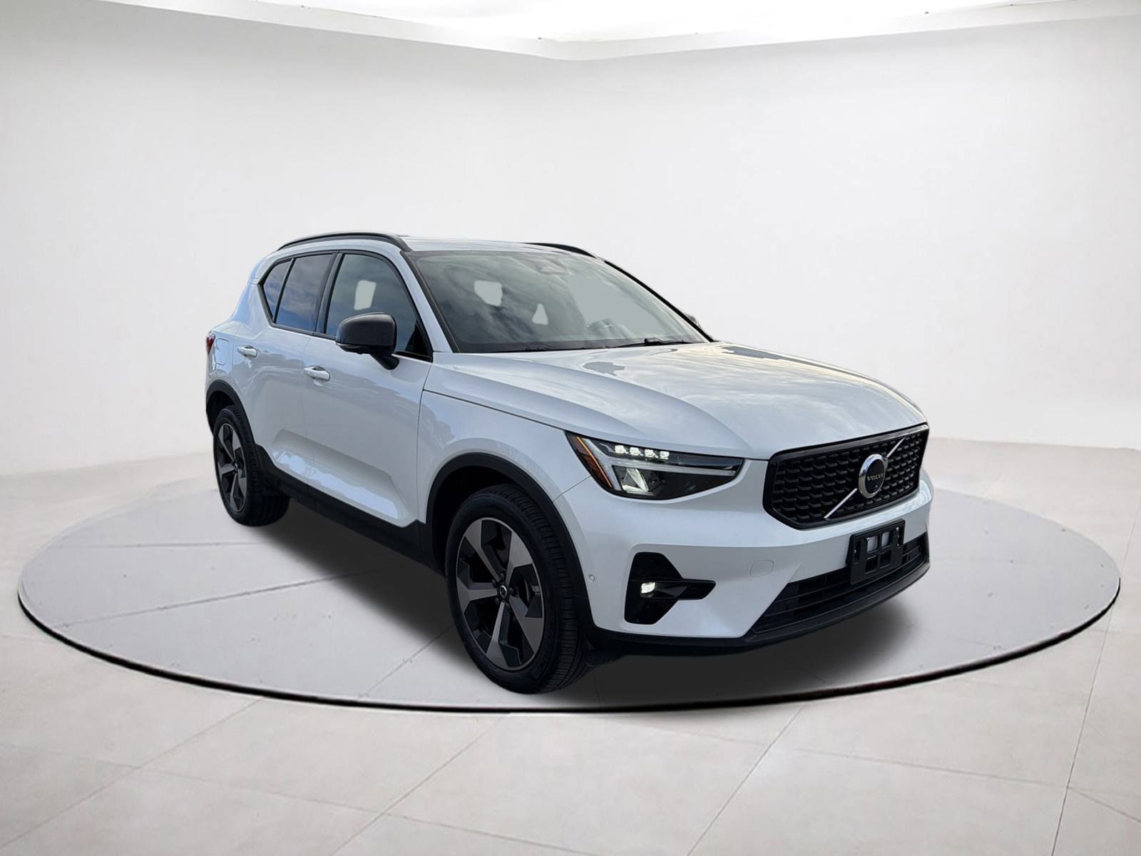 2025 Volvo XC40 B5 AWD Plus Dark Theme 