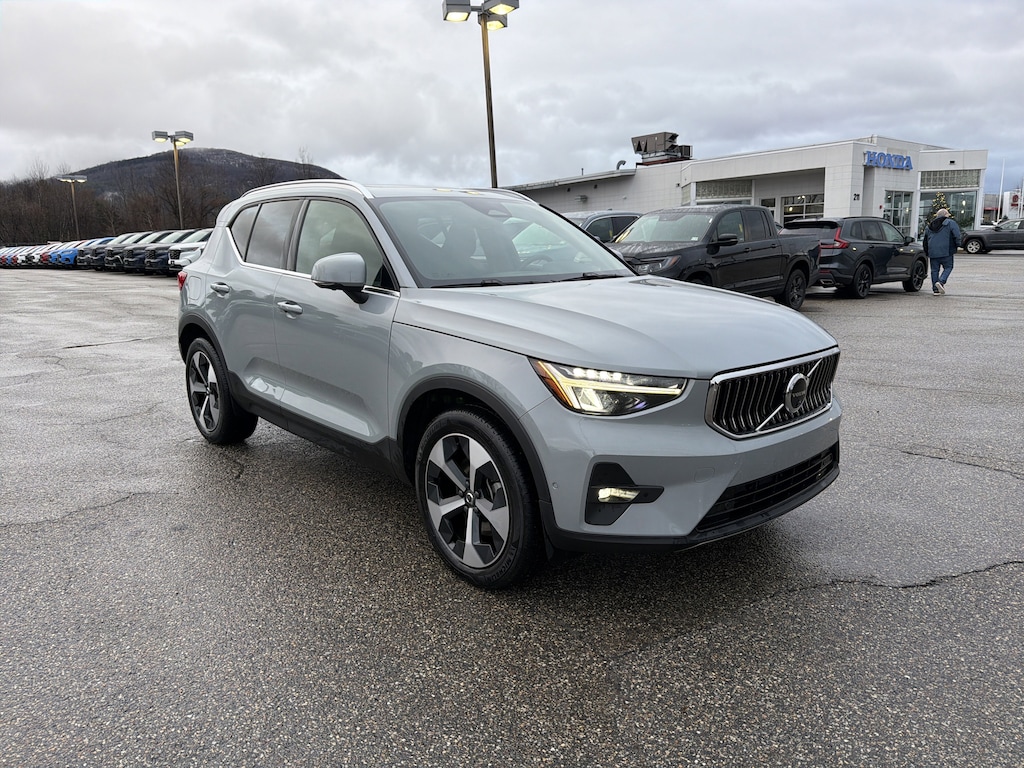 Used 2025 Volvo XC40 Plus Bright Theme B5 AWD Plus Bright Theme