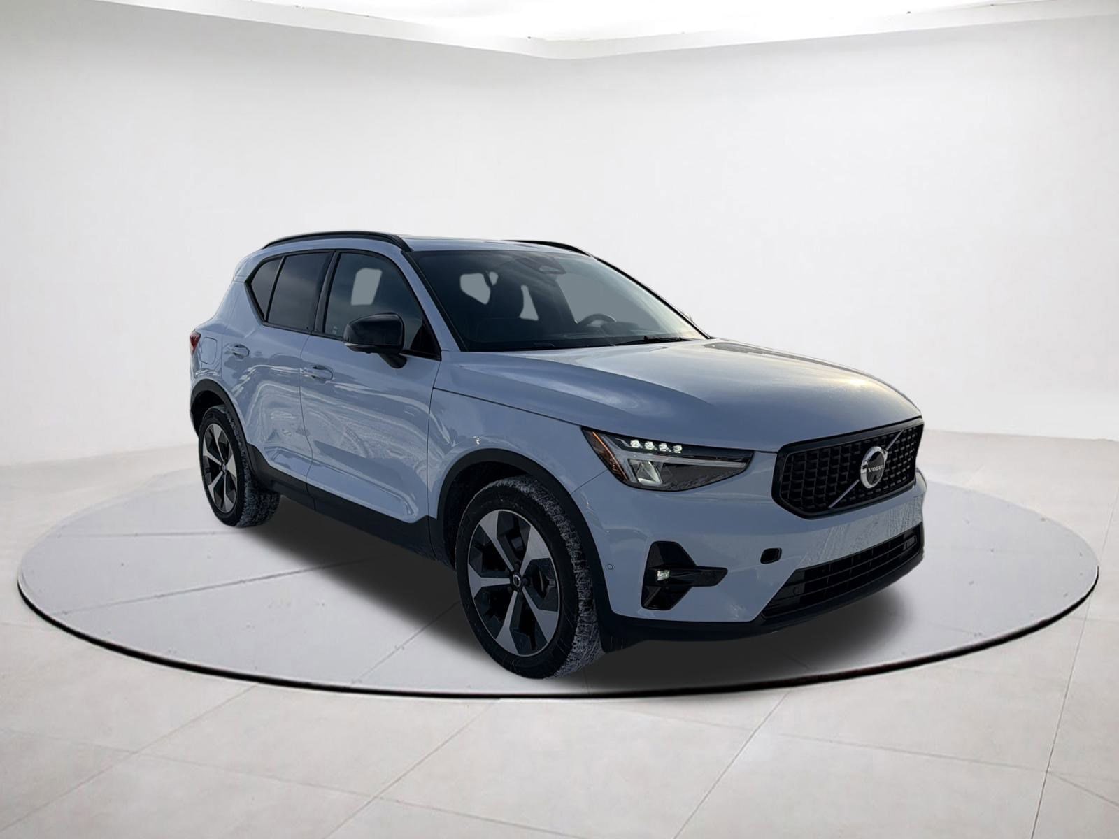 2025 Volvo XC40 B5 AWD Plus Dark Theme 