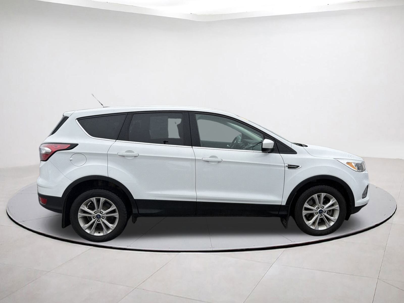 2017 Ford Escape SE photo 2