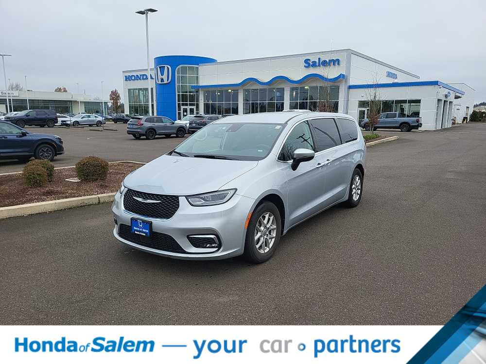 2023 Chrysler Pacifica Touring L's photo