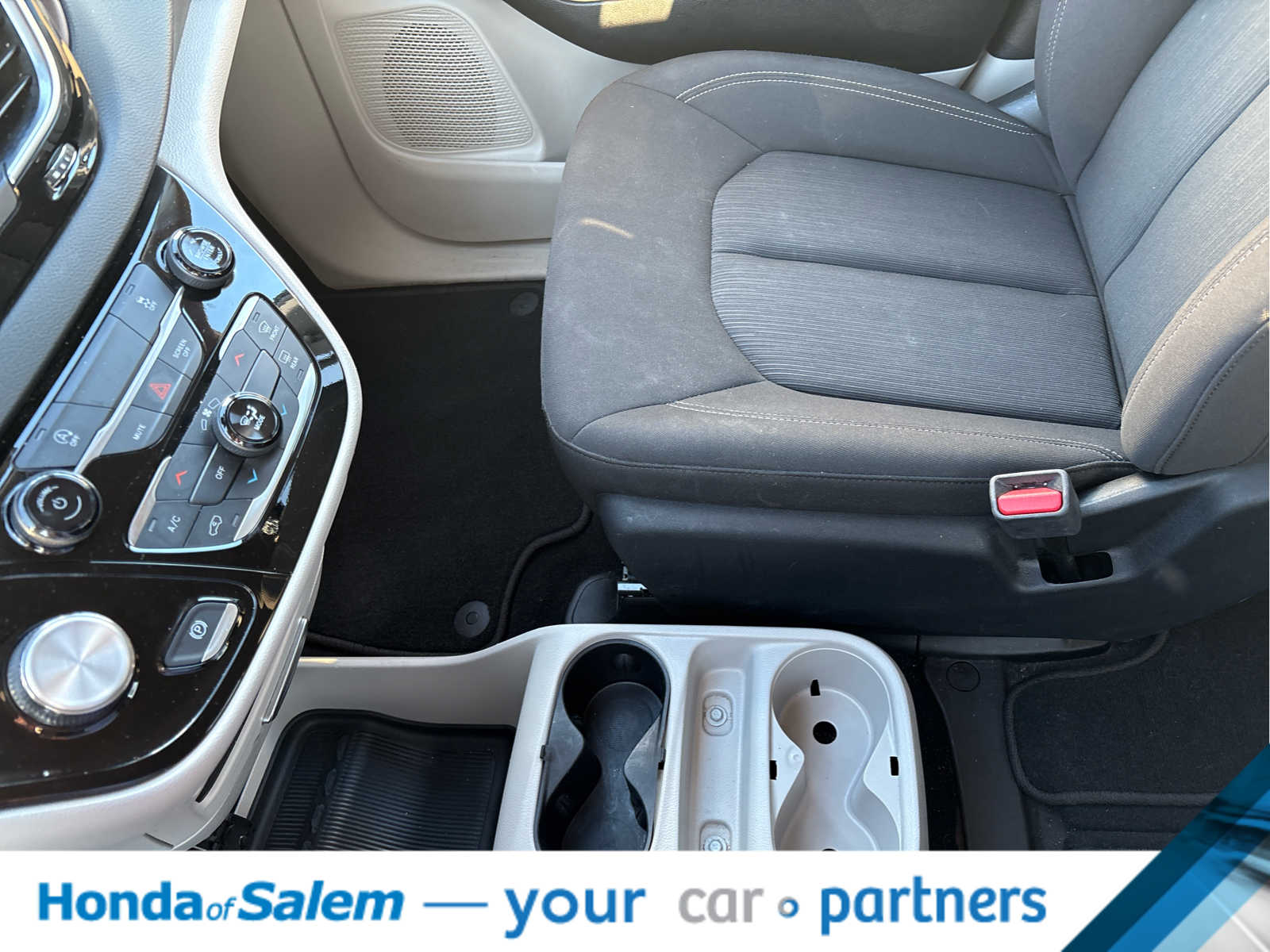 Thumbnail: 2023 Chrysler Voyager - 23