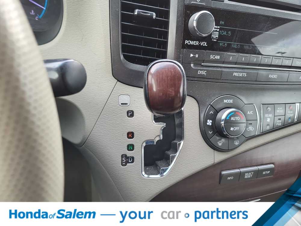 Thumbnail: 2014 Toyota Sienna - 17