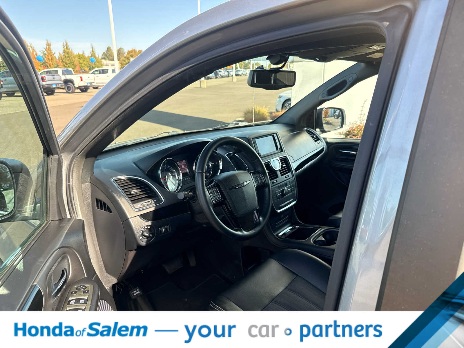 Used 2014 Chrysler Town & Country S with VIN 2C4RC1HG3ER178066 for sale in Salem, OR