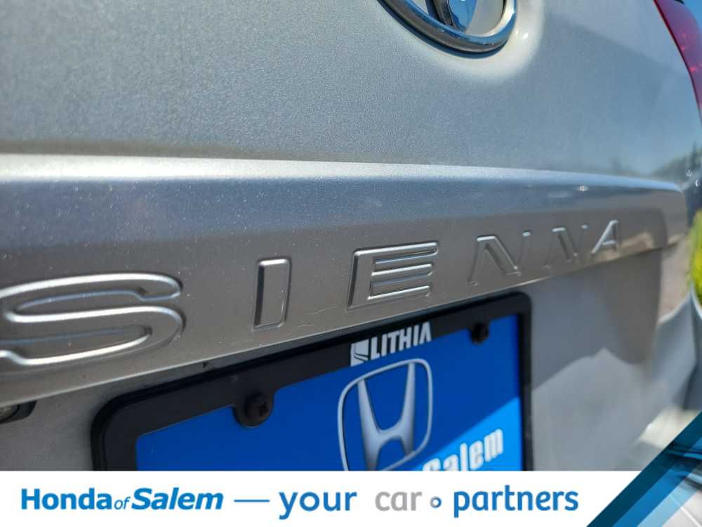 Thumbnail: 2012 Toyota Sienna - 7