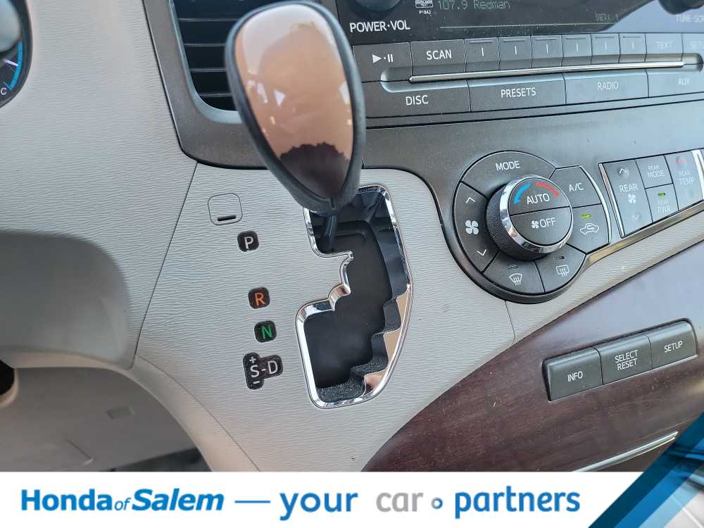 Thumbnail: 2012 Toyota Sienna - 17