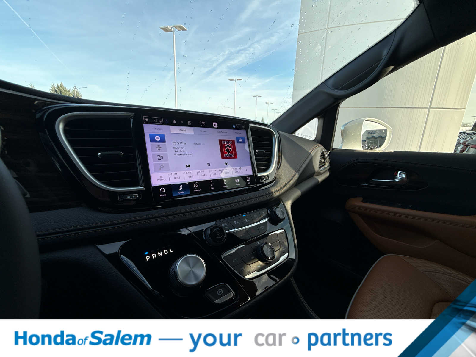 Thumbnail: 2022 Chrysler Pacifica - 17