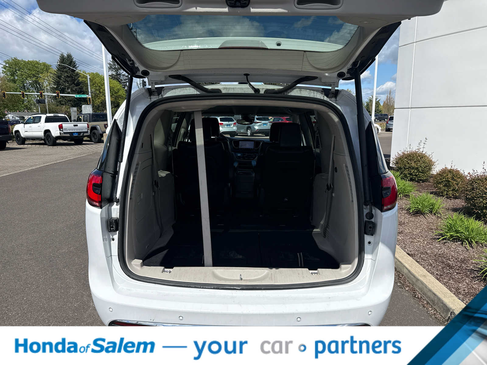 Thumbnail: 2024 Chrysler Pacifica - 18