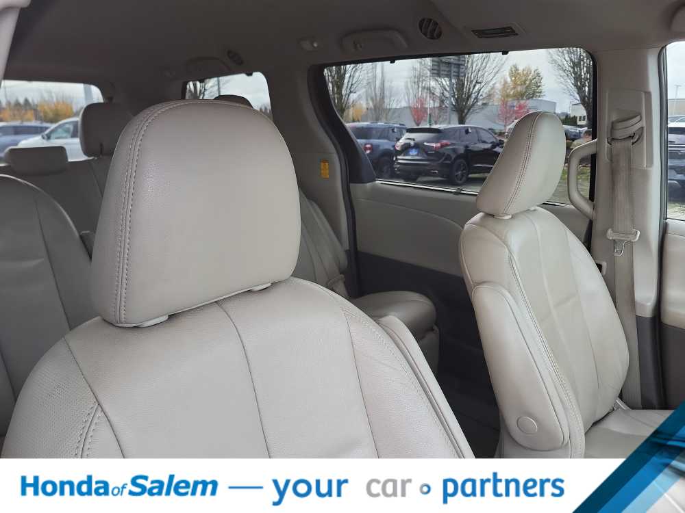Thumbnail: 2014 Toyota Sienna - 14