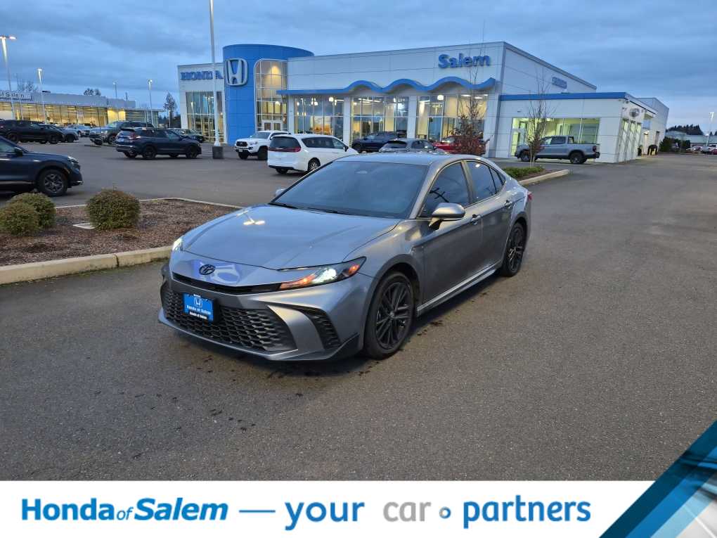2025 Toyota Camry SE's photo