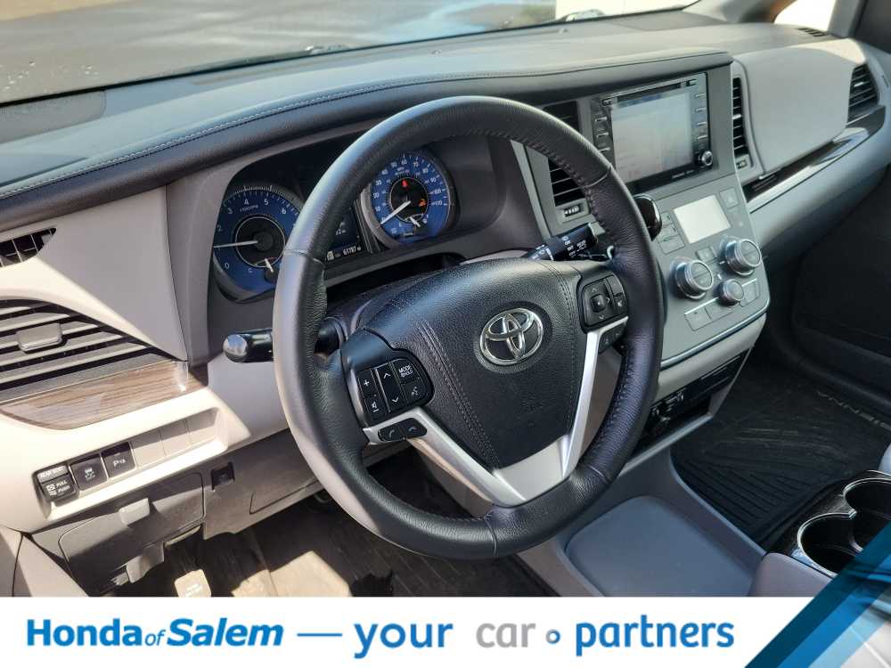 2018 Toyota Sienna XLE 2