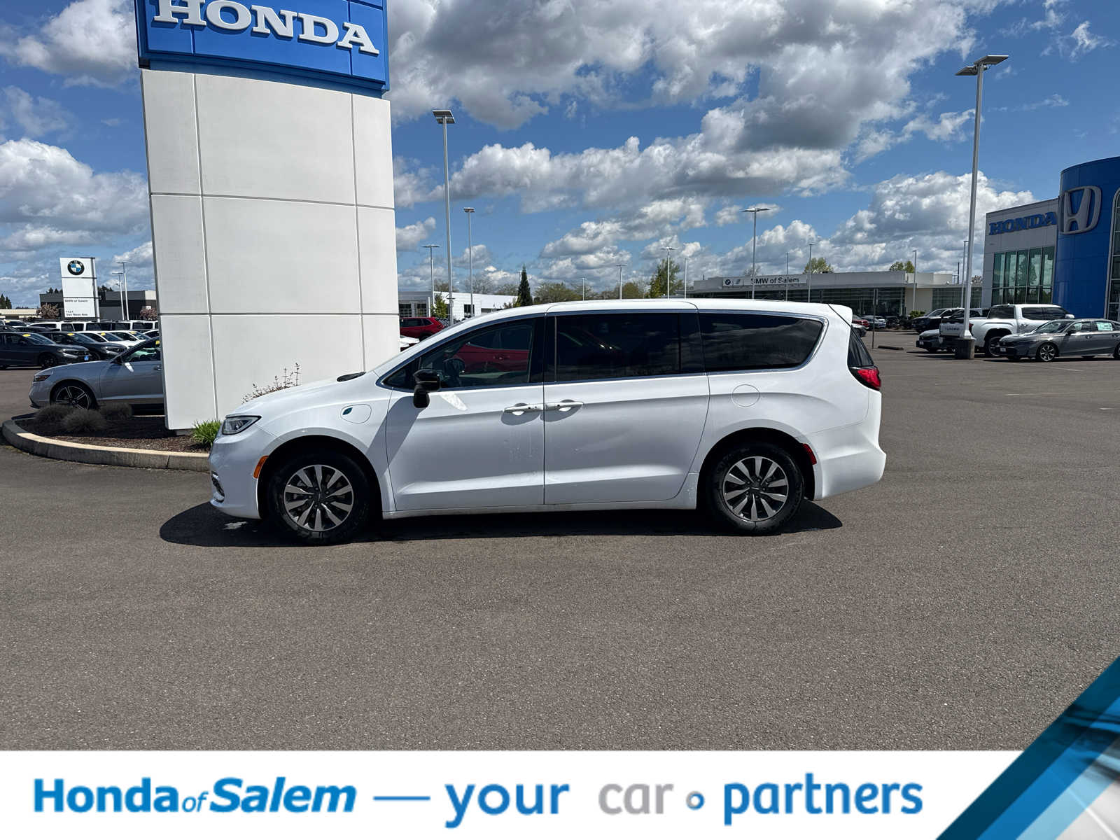 Thumbnail: 2024 Chrysler Pacifica - 3