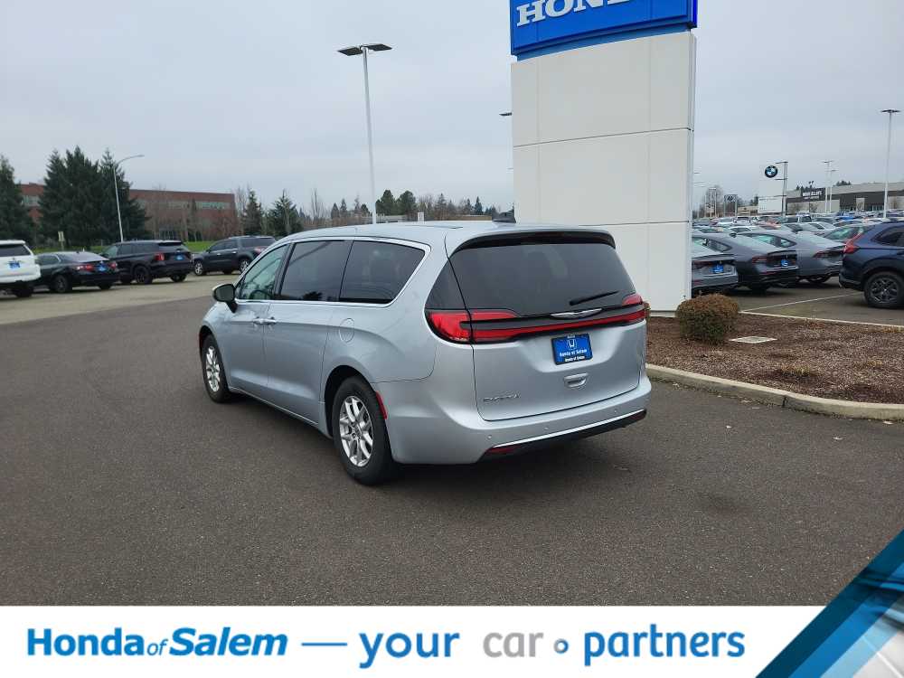 Thumbnail: 2023 Chrysler Pacifica - 4