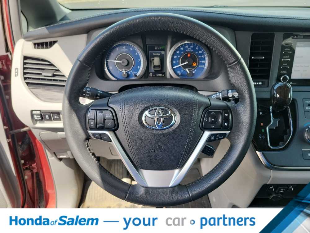 2018 Toyota Sienna XLE 15