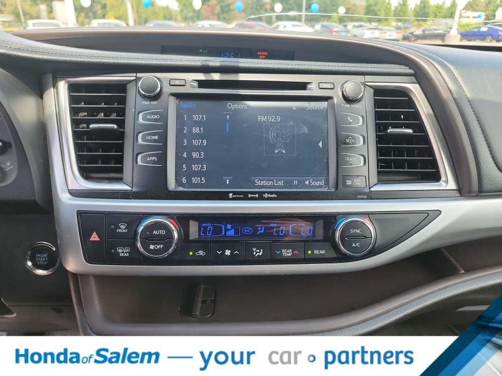 Thumbnail: 2016 Toyota Highlander - 16