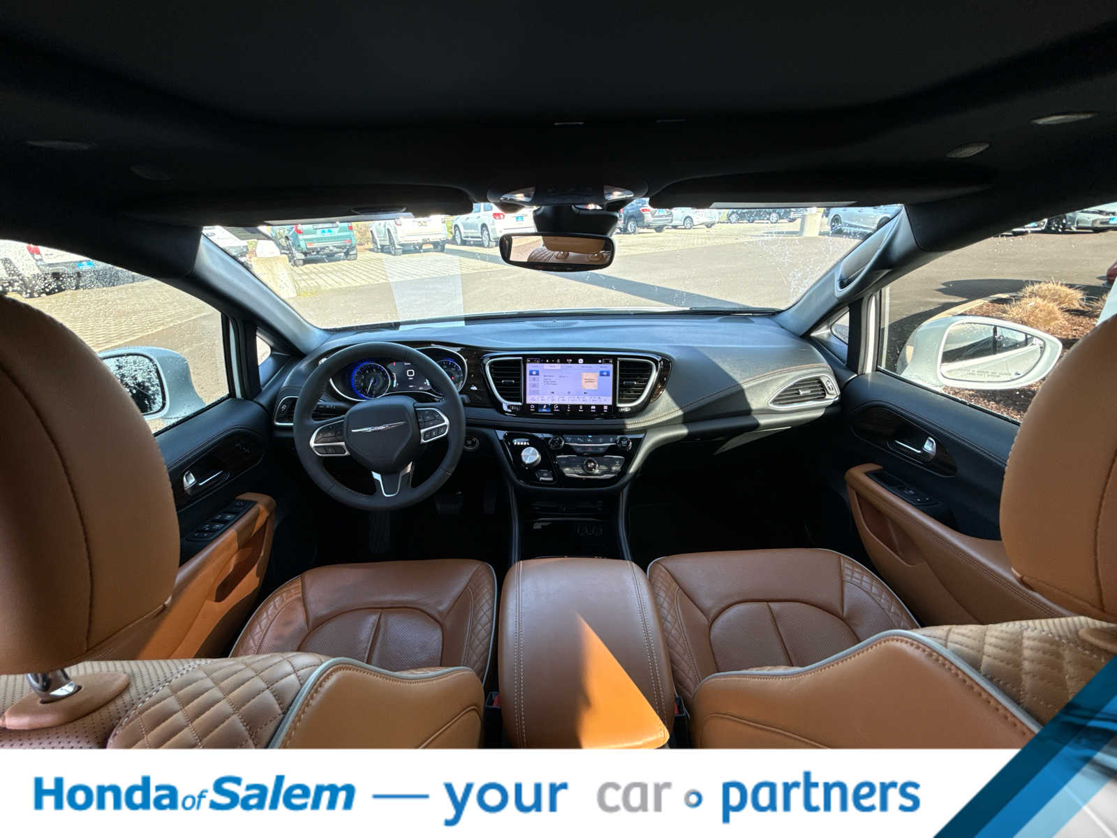 Thumbnail: 2022 Chrysler Pacifica - 10