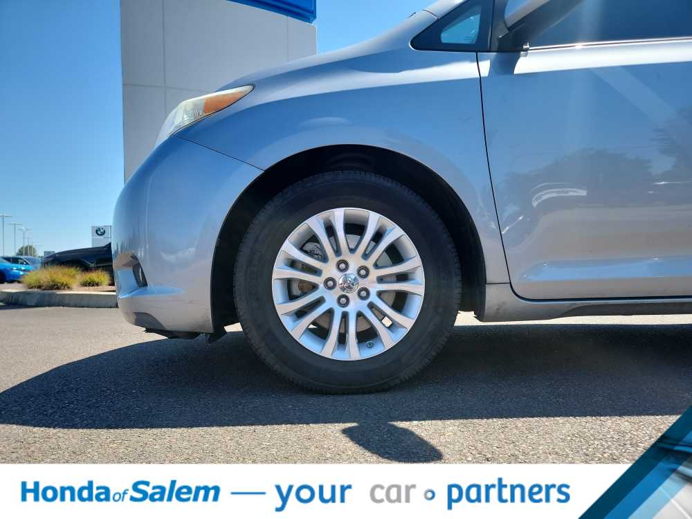 Thumbnail: 2012 Toyota Sienna - 8