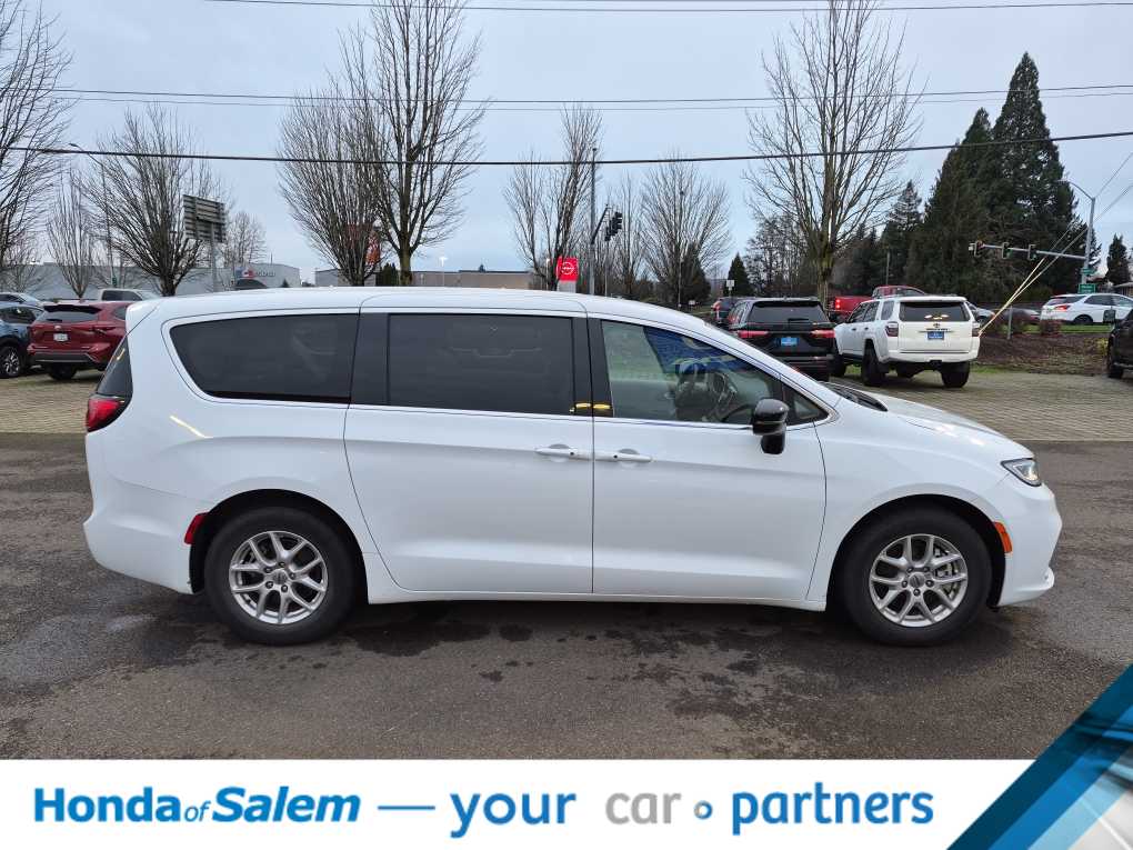 Thumbnail: 2024 Chrysler Pacifica - 23