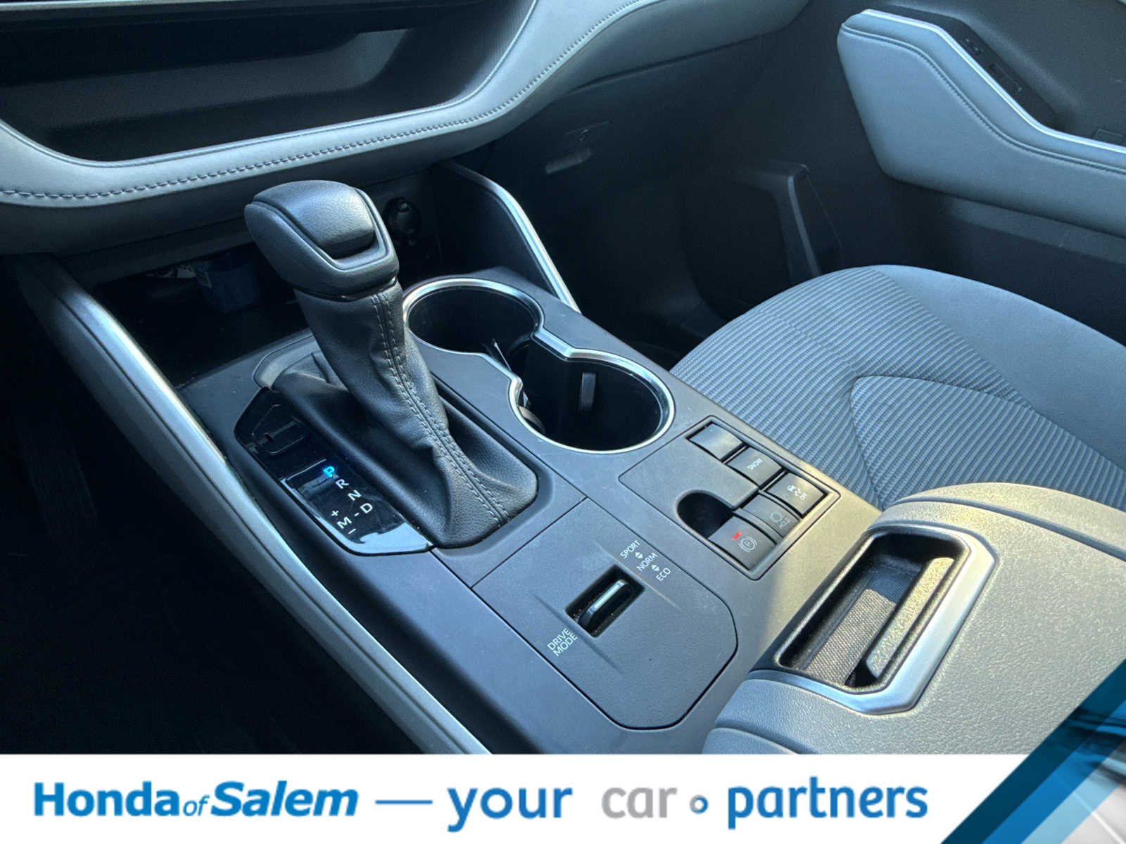 Thumbnail: 2023 Toyota Highlander - 16