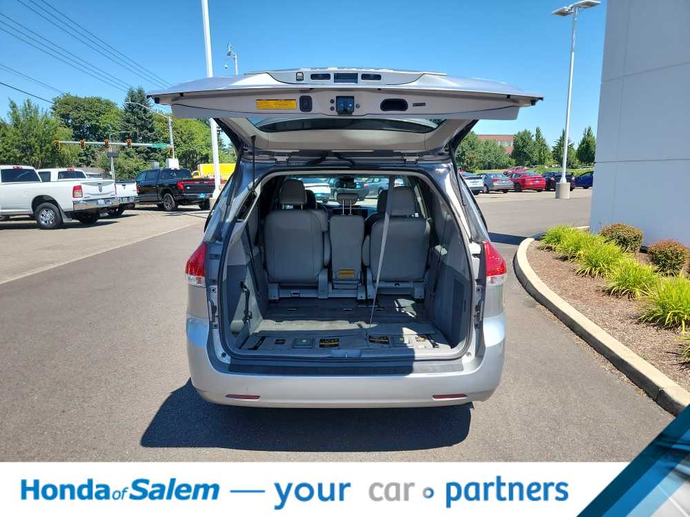 Thumbnail: 2012 Toyota Sienna - 19