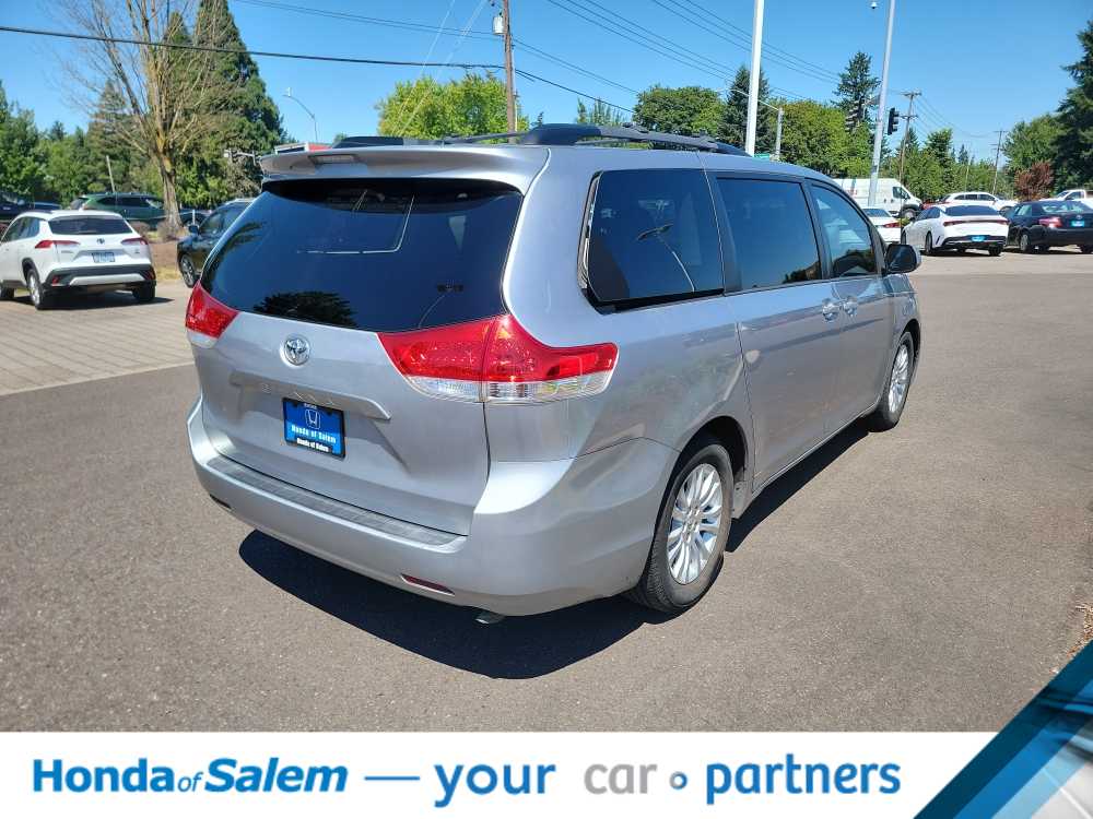 Thumbnail: 2012 Toyota Sienna - 22