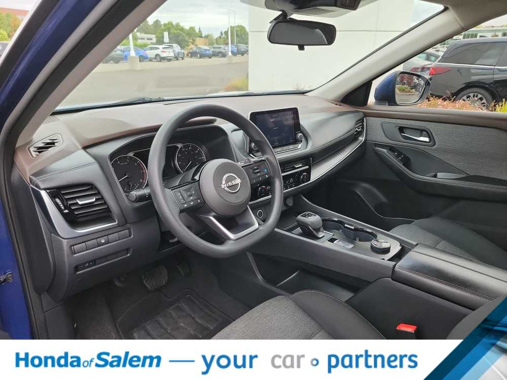 2022 Nissan Rogue SV photo 2