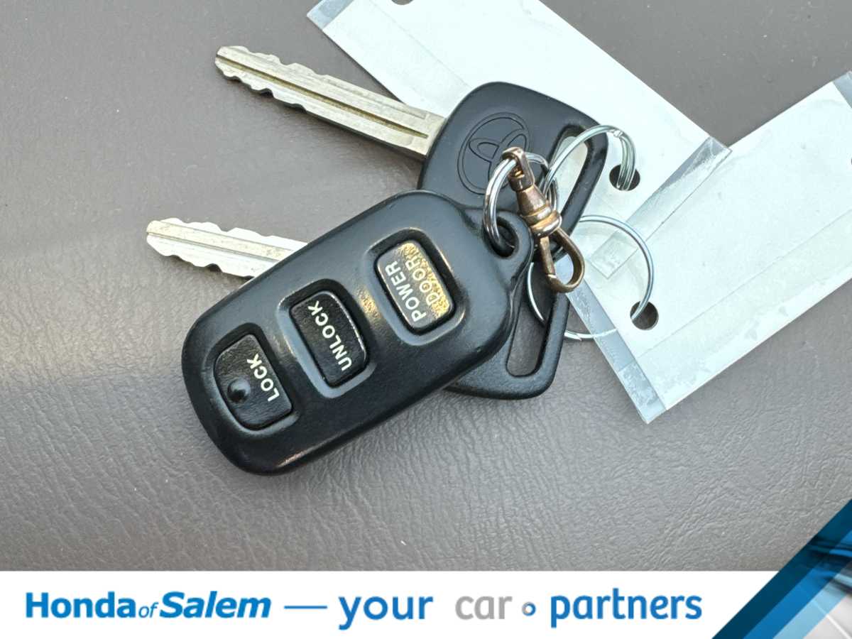 2001 Toyota Sienna LE -
                  Salem, OR