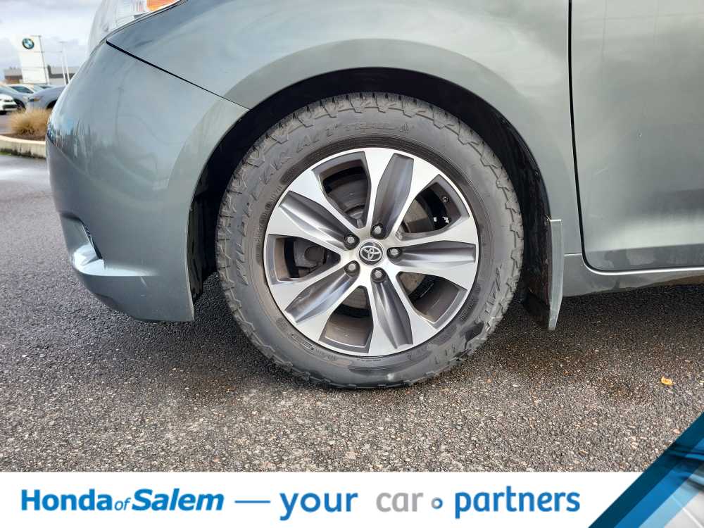 Thumbnail: 2014 Toyota Sienna - 8