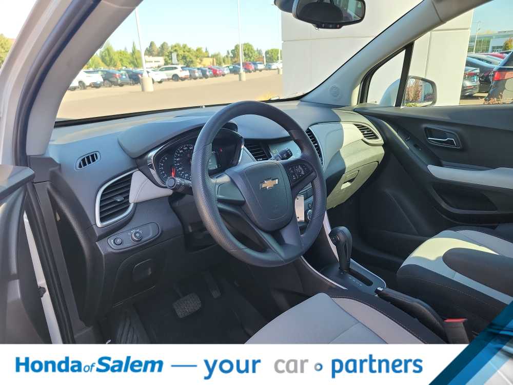 2017 Chevrolet Trax LS photo 2