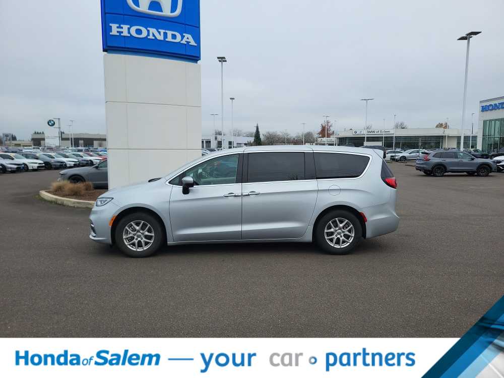 Thumbnail: 2023 Chrysler Pacifica - 3