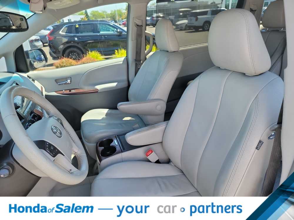 Thumbnail: 2012 Toyota Sienna - 11