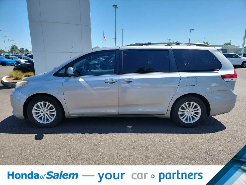 Thumbnail: 2012 Toyota Sienna - 3