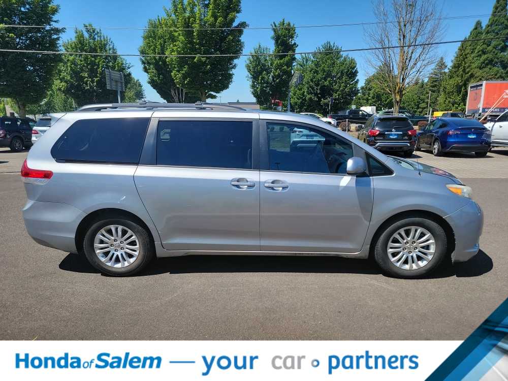 Thumbnail: 2012 Toyota Sienna - 23