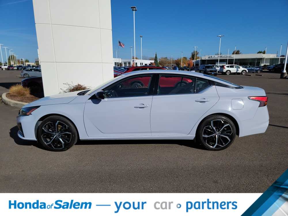 2023 Nissan Altima SR photo 3