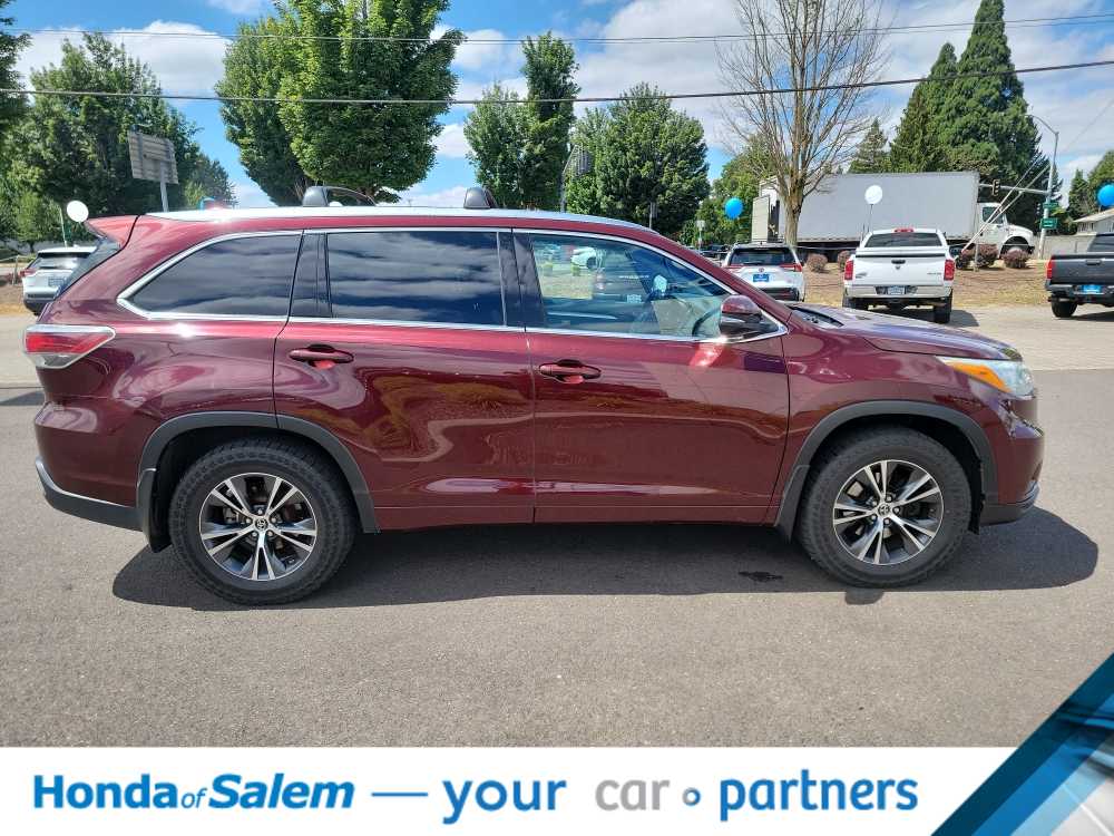 Thumbnail: 2016 Toyota Highlander - 23