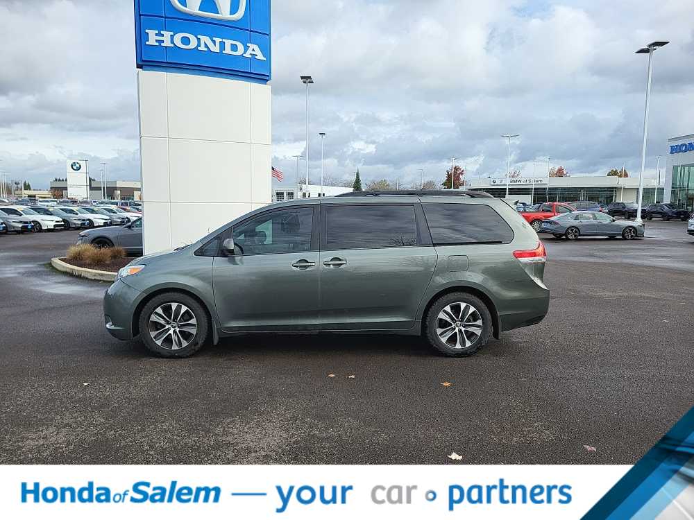 Thumbnail: 2014 Toyota Sienna - 3