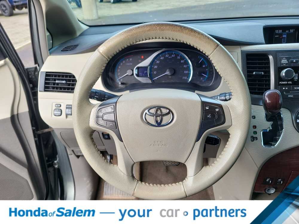 Thumbnail: 2014 Toyota Sienna - 15