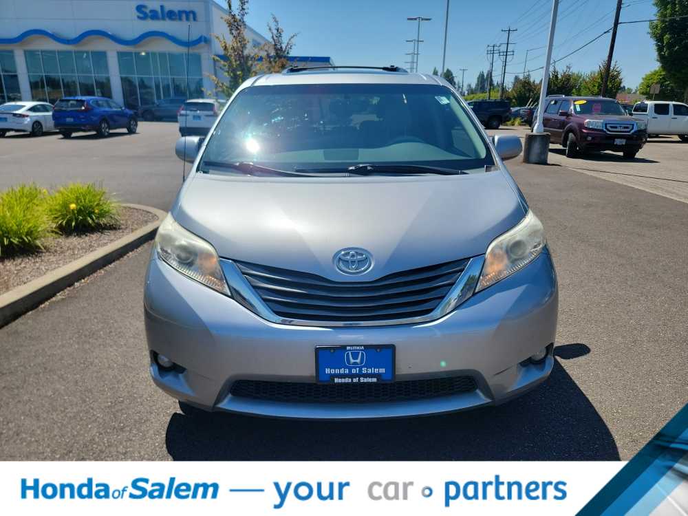 Thumbnail: 2012 Toyota Sienna - 6