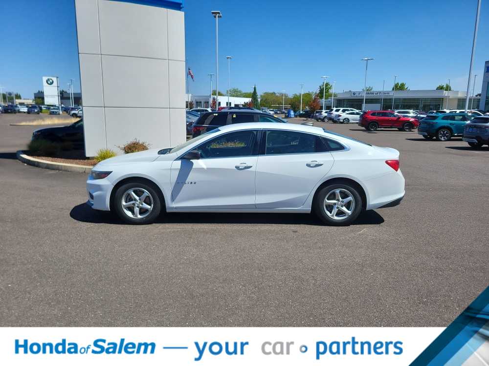 Thumbnail: 2016 Chevrolet Malibu - 3