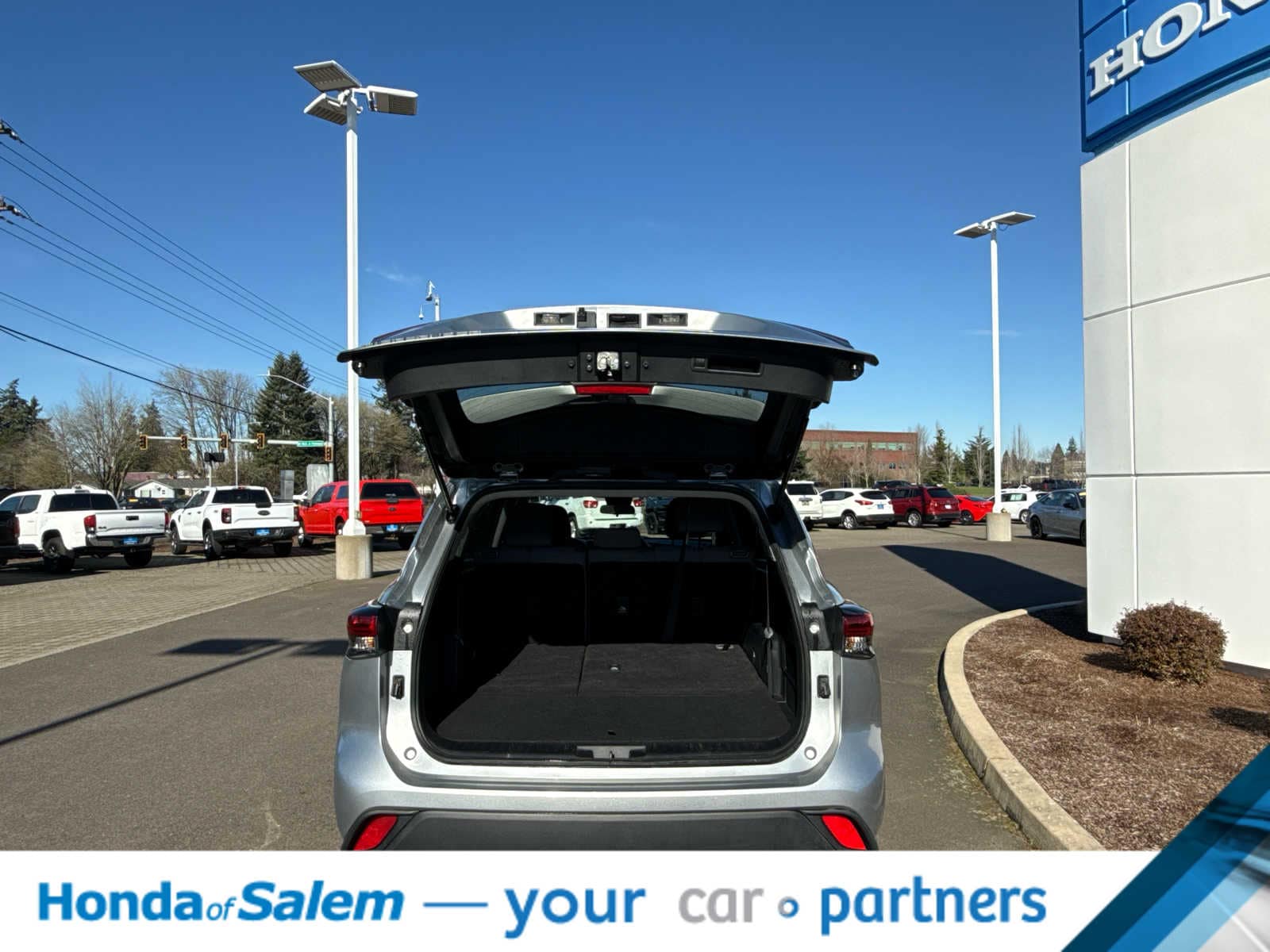 Thumbnail: 2023 Toyota Highlander - 18