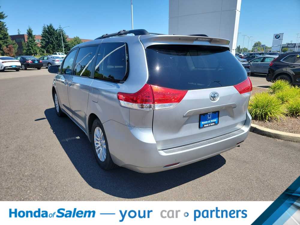 Thumbnail: 2012 Toyota Sienna - 4