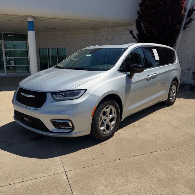 2024 Chrysler Pacifica Limited's photo